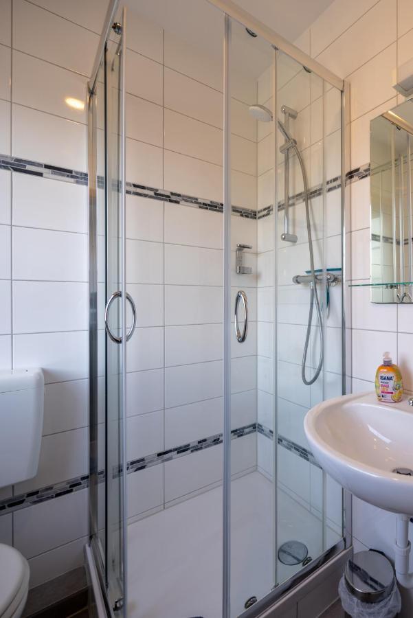 Gaestehaus Olympia Wilhelmshaven - Moderne Einzelzimmer Mit Eigenem Bad Fuer Monteure Schortens Luaran gambar