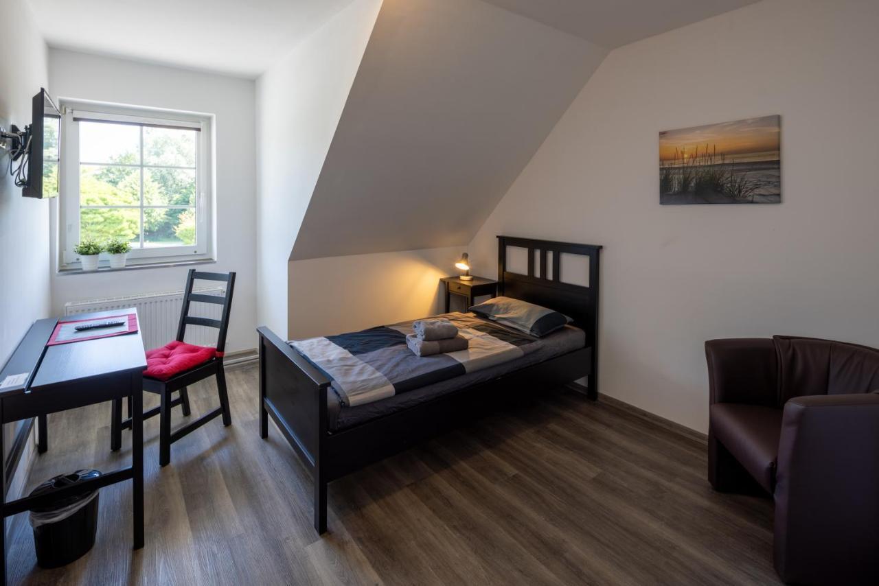 Gaestehaus Olympia Wilhelmshaven - Moderne Einzelzimmer Mit Eigenem Bad Fuer Monteure Schortens Luaran gambar